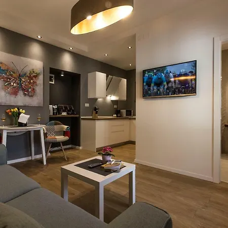 Exclusive Center With Garden Apartment *