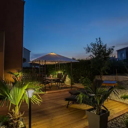 Exclusive Center With Garden Apartment *