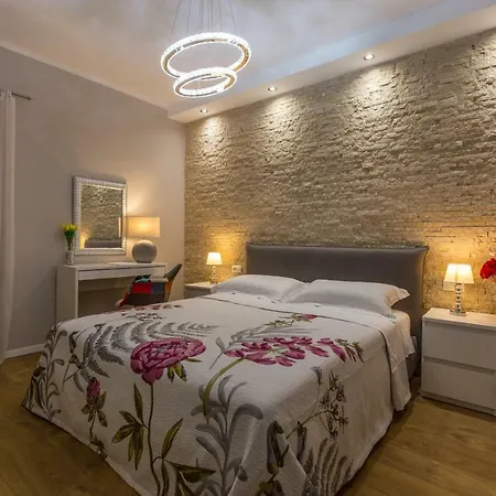 Exclusive Center With Garden Apartment *