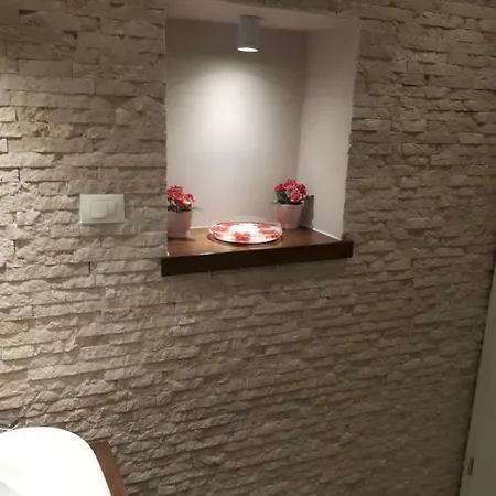 Exclusive Center With Garden Apartment *