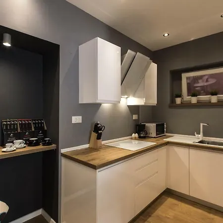 Exclusive Center With Garden Apartment *
